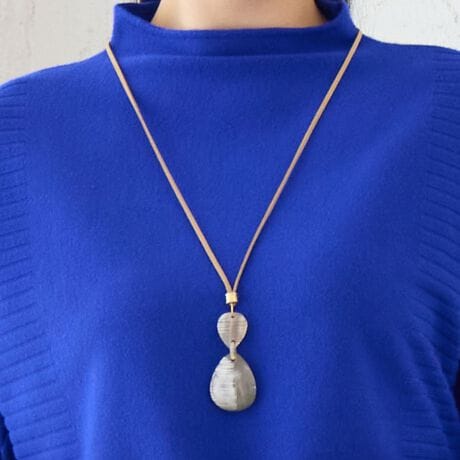 [^ԁF21145509]iЉi`ɑ݊̃lbNXVRfނ̐̊pgpi`Ղ̃lbNXB؂oɂĐFႤ̂ANZT[̖͂̂ЂƂłB`[t2qhꊴfUCBx[W̃R[hɃS[hJ[̃p[cgiłBR[h̓XChĒ𒲐߂ł̂ŁADȒłyݒ܂Bl̂o鐅lbNX𐥔񂨊y݂Byfg175cmz͈ꕔX܂ƃICVbv̌菤iłR[fBl[gVvȑɏ㎿YĂlbNXBl̃JWAR[fɃsb^ŁAJtȃZ[^[Ƃ̑łBRZvglXȃV[ɍ킹ăZNgłg[^R[fBl[guhBANeBuȃCtX^CyނkTCY~ZXɁAGKg{ȃX^COĂ܂BBeɂ̓ŐFČꍇ܂Bi摜̓Tv̂߁AFTCYAvgʒuAdlȂǂɕύXꍇ܂B戵\mF̏Ap肢܂B