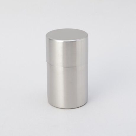 [^ԁFN7807930]^CXȓs̒łA{̐l@\IɎgƂz1998Nɐ܂ꂽuhłB×e܂`Ă{̗lEfނ{ɁAEev_NgĂ܂BO[oȃX^CƂāAVȓ`̂ЂƂƂȂACẽv_Ngڎwj[WpX^CłBԂ̌`̒łBXeXł̂ŁA⍁ɂAqIɂgp܂BWƊOWōۂAtۊǂł܂BۂȂAJ߂̃X[YB100Nȏ̗jHŁAEl\̍HƂłЂƂЂƂJɐYĂ܂By舵@zH/@:~dqW:~I[u:~ΉM:--ϔM/ϗ≷x:--̑:--yȐidlzd:210ge:350ccƖ̊֌WɂAۂFČꍇ܂B܂Ap\REX}[gtHȂǂ̊ɂA኱iƉ摜̃J[قȂꍇ܂B