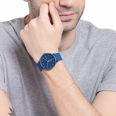 f}[NŁuJtŊyvӖAuKULORvX^C̃JtAARENBN₩ȐFʂ̃RNV́ARyn[Q̃j[nEnɂ閾邢F̃^EnEXCXpCAꂽ̂łB41mmãA~jEP[XɎOj[ug𓋍ځBCƐ̃CfbNXzThuXg_C6̈ʒuɂ̓TuZRhzuĂ܂BNCbN[Xs\ɂAVRXgbv20mm̃X^_[hXgbvƊȒPɕtւ邱Ƃł܂B*tւpXgbvpӂĂ܂BRNVFAaren KulorP[XTCYF41 MMOF20 MMhF 3C[ugFNH[c/Oj\FAiOA: Kiۏ؁F2Nԁy SKAGEN ɂ z1989NɑnƂSKAGEN(XJ[Q)́A܂Ńf}[ÑfUC⃉CtX^CɃCXpCAꂽiWJĂ܂BƂɁAf}[N̎RLȌiFX݁AuHYGGEiqbQjvƂASn̗ǂ炵ƑFlƂ̎Ԃ؂ɂKȂǁASKAGEÑmÂɂĂ͂炪CXs[V̌ƂȂĂ܂B< NI[ci̓drɂ >グɎvɃZbgĂdŕAmFp̃j^[drłBoבO̕ۊǊԒɂdr͏ՂĂAw_œdr؂Ăꍇ܂BȂAdr؂͕ۏ؂̑ΏۊOƂȂ܂̂ŁA炩߂B< mF >pbP[W͎ۂ̉摜ƈقȂꍇ܂BOɂ́AAɃLY≚݂ꍇ܂B炩߂Bp̃j^[Ɩ̉eɂAۂ̏iƐFقȂČꍇ܂B[i͕ۏ؏̑ƂȂ܂̂ŁA؂ɕۊǂĂ܂悤肢܂Bi^OɋLڂĂ鉿iɂ܂āAî݂̂Ăꍇ܂BɂAiɕ\Ă鉿iƈقȂ^OtĂꍇ܂A̔i͂ɉʂɕ\ꂽiƂȂ܂B܂悤A肢\グ܂B