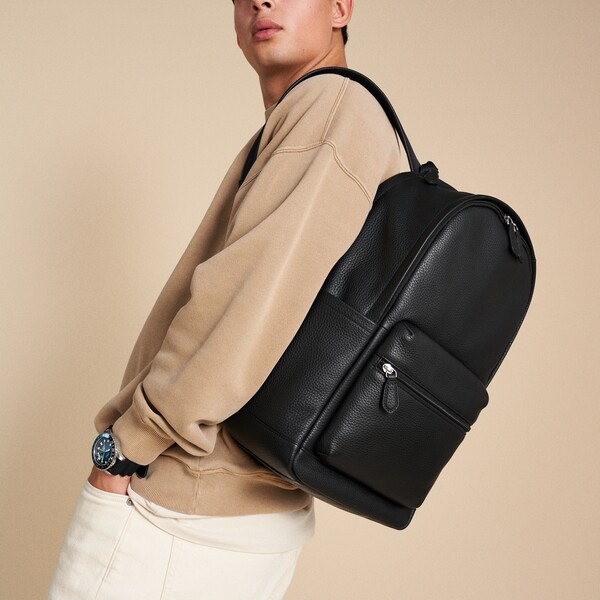 FOSSIL リュック　バックパック　オールレザー シンプルで使いやすいデザインの「黒レザーリュック・バック