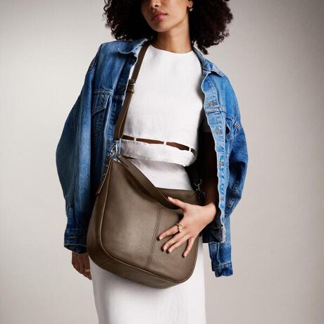 iȃX[L[O[Ɏdグ㎿ȃU[gpAJOLIE z[{[obOBGtH[gXȃX^CƋ@\˔Ă܂B[͂A̓|PbgɕKi𐮗Ď[ł܂B߉\ȃNX{fBXgbvƒZV_[XgbvĂ̂ŁA܂܂ȃX^Cłg܂BÕ}OlbgXibvtXCh|PbǵAKȉoꂪȒPɂł܂B^CXȃVGbgɃVo[g[̃^p[c炢Aꂽ͋CۗĎdグ܂BFossil̃U[íALeather Working GroupiLWGjʂĐӔĈÂxĂ܂BRNVFJolie[\TCYFiPhone 14 Pro MaxSamsung Galaxy S22 Ultra܂ł̑S@TCYɑΉU[z[{[30.5cm x }`12.7cm x 33cm߁EO\ȃNX{fBXgbv x 1AV_[XgbviV[gjx 1ÕfBe[FobNXCh|Pbgi}OlbgXibvtjx 1̃fBe[Ft@Xi[|Pbg x 1AXCh|Pbg x 2A: Kiy FOSSIL ɂ zFOSSILitHbVj́AnƓƑnɃCXpCAꂽEL̃CtX^CANZT[uhłB𒴂Ĉ郌U[ObYAWG[AEHb`nĂ܂BׂĂ̊ɂāAMake Time For GoodiPnjƂɓw߁AlXnЉɃ|WeBuȕω炷悤gł܂B< mF >pbP[W͎ۂ̉摜ƈقȂꍇ܂BOɂ́AAɃLY≚݂ꍇ܂B炩߂Bp̃j^[Ɩ̉eɂAۂ̏iƐFقȂČꍇ܂B[i͕ۏ؏̑ƂȂ܂̂ŁA؂ɕۊǂĂ܂悤肢܂Bi^OɋLڂĂ鉿iɂ܂āAî݂̂Ăꍇ܂BɂAiɕ\Ă鉿iƈقȂ^OtĂꍇ܂A̔i͂ɉʂɕ\ꂽiƂȂ܂B܂悤A肢\グ܂B