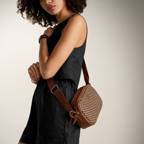 ~fBAuẼJ^obOADANNI NX{fBobOoBE[uU[̃fBe[͂łB߉\ȃXgbvŁANX{fBƂĂAV_[ƂĂg܂BgbvɃ_ut@Xi[̗pA[͂Ƌ@\ɃAbvBt@Xi[̓ɂ͍LXƂ[Xy[XĂAÕXCh|Pbg̓`PbgX}[gtH̎[ɍœKłBS[hg[̃^p[cƂƂCDANNĨNVbNȃVGbǵAt̂܂܂ȃV[ɂ߂łBFossil̃U[íALeather Working GroupiLWGjʂĐӔĈÂxĂ܂BRNVFDanni[\TCYFiPhone 14 Pro MaxSamsung Galaxy S22 Ultra܂ł̑S@TCYɑΉU[NX{fB22.9cm x }`7.7cm x 15.3cm߉\ȃNX{fBXgbv x 1ÕfBe[FXCh|Pbg x 1̃fBe[FXCh|Pbg x 1At@Xi[|Pbg x 1A: Kiy FOSSIL ɂ zFOSSILitHbVj́AnƓƑnɃCXpCAꂽEL̃CtX^CANZT[uhłB𒴂Ĉ郌U[ObYAWG[AEHb`nĂ܂BׂĂ̊ɂāAMake Time For GoodiPnjƂɓw߁AlXnЉɃ|WeBuȕω炷悤gł܂B< mF >pbP[W͎ۂ̉摜ƈقȂꍇ܂BOɂ́AAɃLY≚݂ꍇ܂B炩߂Bp̃j^[Ɩ̉eɂAۂ̏iƐFقȂČꍇ܂B[i͕ۏ؏̑ƂȂ܂̂ŁA؂ɕۊǂĂ܂悤肢܂Bi^OɋLڂĂ鉿iɂ܂āAî݂̂Ăꍇ܂BɂAiɕ\Ă鉿iƈقȂ^OtĂꍇ܂A̔i͂ɉʂɕ\ꂽiƂȂ܂B܂悤A肢\グ܂B