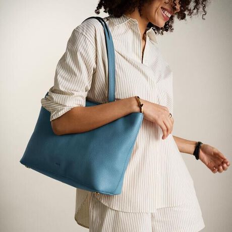 tbVŃ_ȃbÑ̖}XgnuACeAJESSIE U[ gbvWbvg[goB㎿ȃhYu[U[ɃS[hg[̃^p[cA[͔Q̃g[głB㕔Ƀt@Xi[zĂAKiׂĎ[ł܂BXCh|Pbgƃt@Xi[tRp[ggŁAڂSBꂽ͋CƃbNX˔JESSIE g[ǵAt̂oɂ҂̃p[gi[łBFossil̃U[íALeather Working GroupiLWGjʂĐӔĈÂxĂ܂BRNVFJessie[\TCYF15C`m[gp\RU[g[g40.7cm x }`12.7cm x 24.2cmV_[Xgbv x 1̃fBe[Ft@Xi[|Pbg x 1AXCh|Pbg x 2̑fށFRbg100%A: Kiy FOSSIL ɂ zFOSSILitHbVj́AnƓƑnɃCXpCAꂽEL̃CtX^CANZT[uhłB𒴂Ĉ郌U[ObYAWG[AEHb`nĂ܂BׂĂ̊ɂāAMake Time For GoodiPnjƂɓw߁AlXnЉɃ|WeBuȕω炷悤gł܂B< mF >pbP[W͎ۂ̉摜ƈقȂꍇ܂BOɂ́AAɃLY≚݂ꍇ܂B炩߂Bp̃j^[Ɩ̉eɂAۂ̏iƐFقȂČꍇ܂B[i͕ۏ؏̑ƂȂ܂̂ŁA؂ɕۊǂĂ܂悤肢܂Bi^OɋLڂĂ鉿iɂ܂āAî݂̂Ăꍇ܂BɂAiɕ\Ă鉿iƈقȂ^OtĂꍇ܂A̔i͂ɉʂɕ\ꂽiƂȂ܂B܂悤A肢\グ܂B