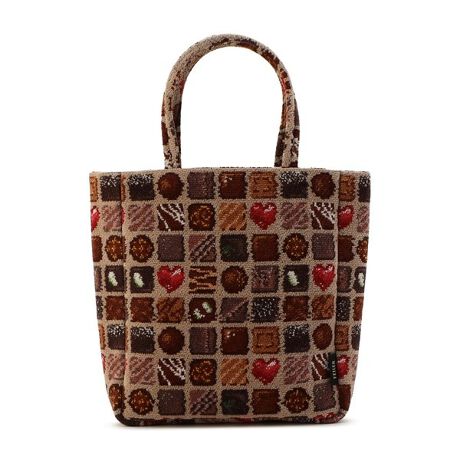 [^ԁF1I9525117057]ґȃA\[g{bNXRZvgɕ`wRthDVRx̃g[głBtHăVvɂ邱ƂŁA̖͂őɈodオɁBɂ̓|PbgAɎoACe⏬ނ[\BR[fBl[g̃ANZgɂ҂ȁAA؂₩ȕ͋C̈iłBkwʕlkJlI[vi}Olbgtjk|PbglI[v|Pbg~1iwʗjyPATTERN CONCEPTzCOFFRET DE CHOCOLATSiRthDVRj`ƂĂ̈ꗱ`b̃gbvVReBĜ肪l܂AґȃA\[g{bNXBipbP[WɐRƕׂꂽA΂̂悤ɔ`R[gBƂĂ̈ꗱ͂B͂̏íAʐ^ƕ̈ʒuقȂꍇ܂B̔zuɂĂ̂ẃA邱Ƃł܂B