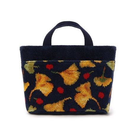 [^ԁF1J2125127264][͓͂IȁwMREc[x̃obOCobOBC`E̗t̑@ׂȃOf[VJ[ƁA^ԂɐFÂ܂Bwʃ|PbĝقA3̓|PbgALxȎ[Xy[XŃfC[[XɊ􂵂܂BRrj⃉`ɍsȂǁAƂoɂgACełBkwʕlkJlI[vkO|PbglI[v|Pbg~1iOʁjk|PbglI[v|Pbg~3iOʗ2Awʗ1jyPATTERN CONCEPTzGINKGO TREEiMREc[j`[܂H``̗΂̗tG߂̐[܂ƂƂɐFÂAӏH̋FɍʂC`E̖؁B~߂ÂƁA̗tĂɕUAʋPtO~ɁBڂςG߂̔S䂭܂ŁB͂̏íAʐ^ƕ̈ʒuقȂꍇ܂B̔zuɂĂ̂ẃA邱Ƃł܂B