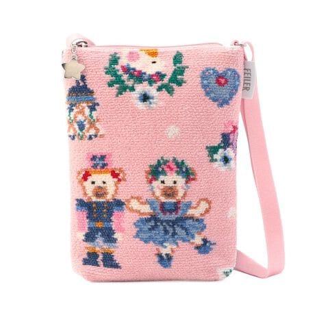 [^ԁF1J2325117158]G{яoĂ̂悤Ȉ炵Yw[xAUibgNbJ[x̃V_[obOB߂邽тɐS𖾂邭Ă悤ȕɎdグ܂BV_[xg͒߂\Bwʂɂ͏[ł|PbgtāAg̗ǂdlɁBt@Xi[JŒg𗎂ƂSzȂAfC[[Xɂ҂ȈiłBkwʕlkJlt@Xi[kO|PbglI[v|Pbg~1iwʁjyPATTERN CONCEPTzLIEBE&LILIA THE NUTCRACKERi[x&AUibgNbJ[j`Presented by FEILER`ctFC[͂NX}X̉ڂ́ÃoG̖w݊l`xBFEILER BearAA݊l`FEILER Bear[x񂪉܂Bsvcς̖̃Xe[Wǂy݂I