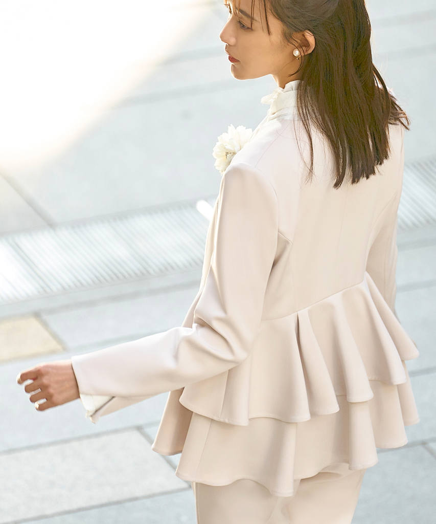 S～3L】ノーカラーフリルペプラムスリムパンツスーツ | ルイルエ