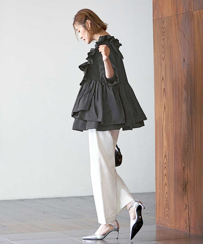 ルイルエブティック RUIRUE BOUTIQUE ショルダーフリルペプラムトップス （ホワイト） ルイルエブティック RUIRUE BOUTIQUE ショルダーフリルペプラム
