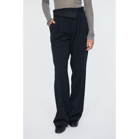 [^ԁF010IA331-3641]yTURN OVER BELT TROUSERS^ ^[I[o[xggEU[z|CgEGXgxg𔽓]VѐŜAVg[fUCڂChpcBtg̗̓IȃEGXgfBe[AgbvXC̃X^COƐVNɌĂ܂BfBe[]悤ȃxgfUC܂ɌƃANZgvXBtgɐ[߂̃^bNAƂ̂郏ChVGbgBɂ̓tbvt|PbgzAqbv܂茩dlB݂Ɨ̂鐶nŁAVGbgL[vBX^COgbvXCNbvh킹ăEGXgfBe[钅Ȃ߁BRpNgȃjbgJbg\[ŃoXApc̃{[ĂX^COBVcWPbgƍ킹āA[hYnTX^CɁBXj[J[ŃJWAɁAq[u[cőlۂAWnFȂ@nFȂLkFȂ򊴁FȂîCɓo^CɓACe̍ēׁE݌1_Ȃǂ̒ʒm󂯎邱Ƃł܂BuĥCɓo^VACeׂ̓lCACe̍ēׁA߃gsbNXȂǁAuh̏󂯎邱Ƃł܂B[ӎ]摜̏i̓TvłBۂ̏iƎdlAH኱قȂꍇ܂B摜̏i͌̏Ǝ˂pxAg̃j^[ɂAƐFقȂꍇ܂BpA舵̍ۂ́AAeV^OmFB