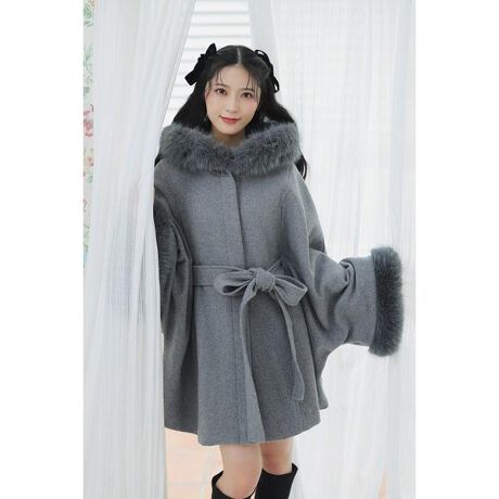 [^ԁF110IA730-0371]yrienda炵𗎂Ƃ񂾍Ggh̃b`|`R[gINEWJ[ǉčNoz|CgNlC|`R[gVJ[ǉɂȂčNēoBgh̃|`R[gAfBCNɗƂ񂾈ꖇBӂƍLtACx[XɁAN炵傫߂̃t[h⍂߂̃EGXgxgŁAX^CAbvČ悤vZăfUC܂Bё̒tFCNt@[t[hƑɎAǂNXȕ͋CYNX鑕ɁBƃt[h̃tFCNt@[͎O\Ȃ̂ŃV[ɍ킹ăX^COł̂|CgłBpcX^C⃍Ou[cƃoX₷A̓~̂oxĂACełBfBe[pTƉHD邵Ȃ₩ACR[gBt[h傫߂ɃfUĈŏʂ҂ł܂BtFCNt@[͑SĎO\ɂĂ̂ŁA킹X^COɂĕωČ邱Ƃł܂BX^COV[g̃{gA~j䃏s[XŁA̓Ou[c߂łB