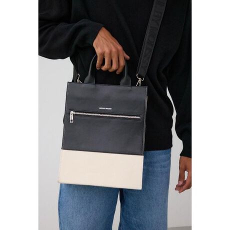 [^ԁF251HAC55-106H]2024 Autumn&Winter item  i(fUC)|CgtFCNU[ƃRbg̐ؑփfUCɂȂĂg[gobOłBifBeB[tFCNU[ƃRbg̐ؑփfUCŁAOʂɃWbv̕tꂪĂ܂Bc^̃fUCƂȂĂ܂BV_[XgbvtŕtĂA|ƂĂg܂BX^COW[YX^CALC߃X^CȂǗlXȃR[fBl[g̃ANZgƂĂg܂Bf@ޖ{i͍gpĂ܂Bgp񐔂ɂ炸AԂ̌o߂Ƌɗ򉻂AЂъǍ܂Bꂪt܂܂̕u͗򉻂𑁂߂܂̂łӉBߓxȖC͎̔̌ɂȂ܂̂łBۊǂ͍A̓ȂꏊɕۊǂĉBZF͐Fꍇ܂BZW̔zFgݍ킹͔ĂB