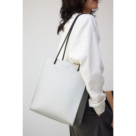 [^ԁF250HSB55-025I]2024 Spring&Summer item   E ǂȃX^COɂn}fUC̃Vbp[obOłB EJɂ̓}OlbgtŏȃobÕTuobOƂďd󂵂܂B ELoX肫ƊôŁAp[eB[Ȃǂɂ Eׂ͍Ɋ|fUCȂ̂ŁAX^COɓރfUCɂȂĂ܂B EA4TCYۂTCYŁAPC₷g₷TCWOłB