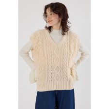 ケーブルニットベスト