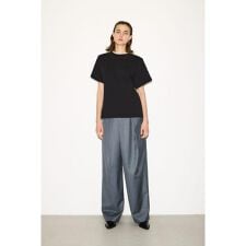 スライ(SLY)の【THROW】ASYMMETRY TUCK SLACKS