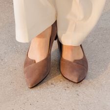 卑弥呼(himiko)の優しく包む、ラクできれい◇【25秋冬新作 】アシンメトリーVカットフラットパンプス/641316