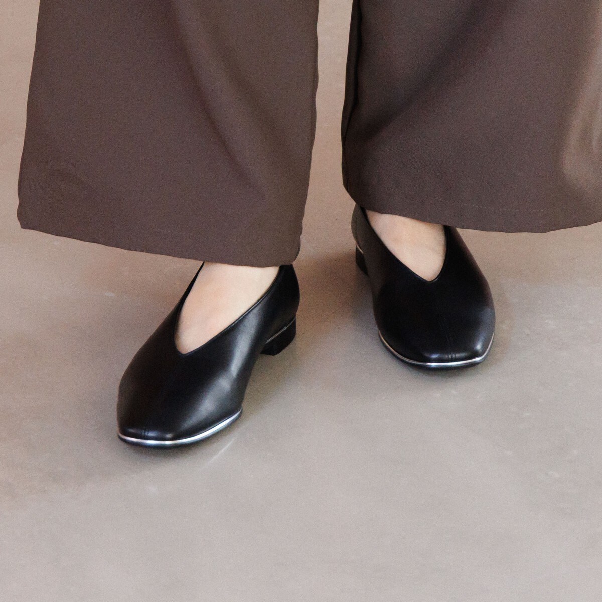 柔らかフラット【日本製】【25秋冬新作】メタルラインVカットパンプス