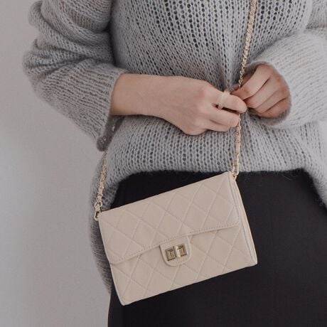 [^:544380][16500~(ō)]_C^̃LeBOƃ`F[Xgbv̑gݍ킹V_[obOB_炩ȗrvɃS[hœꂵp[ciǂAfUCBzX}[gtHAɃpX|[g₲jV܂ȂǂAڂ̉łȂAƉוe͔͂hBghƂƊ𗼗fUĆAfC[gAIP[W܂ŁAV[łg܂B ґ5FWJŃIItpɊ􂷂ACełByrvzSFTCYF13cm~19.5cm~}`4cm@V_[Xgbv(Œ)117cmuhEîCɓo^̂߁ViēׂȂǂ̏󂯎邱Ƃł܂̂ŁAЂo^BɂȓT邩܂y@zX[X,KXvpuViѐ悪_炩VRт̃uV֗łjŕ\ʂ̃zRD𗎂Ƃ܂B_炩ȕzpāAvN[i[ŉ𗎂Ƃ܂BN[͑Ŝ֐L΂A]ȃN[i[cȂ悤ӂĂB@ƌ򂪏o܂BhXv[ĊĂi30bxjB͂Ah~ɂȂ܂BAߋ̃Xv[̓V~ɂȂ₷̂łӂB