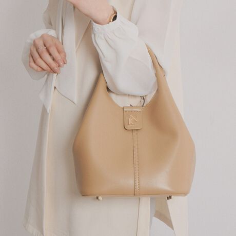 [^:554183][30,800~(ō)]S[h̃IWiS`[tANZgɂȂEhobOBnhobOƂĂAt̃V_[XgbvČ|ƂĂLR[fBl[gɊ􂵂܂B }OlbgŊJ߂ȒPŁARpNgȃTCYȂA[͔QBeŎ̂|CgłB{̂ƓF̃|[`tŁA~jV_[obOƂĂg܂B|[`ɂ̓I[v|Pbgƃt@Xi[|PbgBJWAX^Ciǂ܂Ƃ܂AfC[ɎgDGobOłByrvzSFyPUX[Xz|[`TCYF21cm(nh܂33cm)~22cm~}`14cm@V_[Xgbv(Œ)109cm|[`F10.5cm~17cm~}`10.5cmd:obO669g@|[`169g\ what'swNICAL(jJ)xCONCEPT"MODE"L[[hɍ̋C肰ȂAsIŐꂽfUCĂl̏ɌV[YuhB炵t@bVyޏցAghƗSn˔ V[YĂ܂BuhEîCɓo^̂߁ViēׂȂǂ̏󂯎邱Ƃł܂̂ŁAЂo^BɂȓT邩܂y@zX[X,KXvpuViѐ悪_炩VRт̃uV֗łjŕ\ʂ̃zRD𗎂Ƃ܂B_炩ȕzpāAvN[i[ŉ𗎂Ƃ܂BN[͑Ŝ֐L΂A]ȃN[i[cȂ悤ӂĂB@ƌ򂪏o܂BhXv[ĊĂi30bxjB͂Ah~ɂȂ܂BAߋ̃Xv[̓V~ɂȂ₷̂łӂB