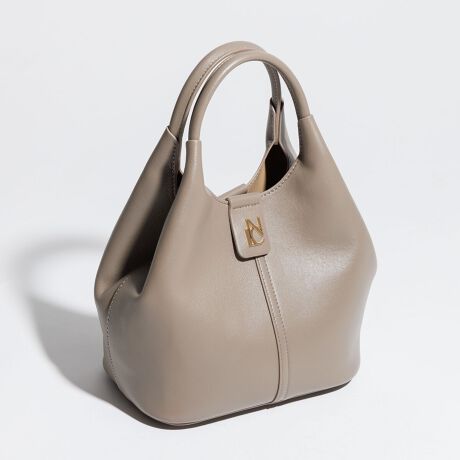 [^:554183][30,800~(ō)]S[h̃IWiS`[tANZgɂȂEhobOBnhobOƂĂAt̃V_[XgbvČ|ƂĂLR[fBl[gɊ􂵂܂B }OlbgŊJ߂ȒPŁARpNgȃTCYȂA[͔QBeŎ̂|CgłB{̂ƓF̃|[`tŁA~jV_[obOƂĂg܂B|[`ɂ̓I[v|Pbgƃt@Xi[|PbgBJWAX^Ciǂ܂Ƃ܂AfC[ɎgDGobOłByrvzSFyPUX[Xz|[`TCYF21cm(nh܂33cm)~22cm~}`14cm@V_[Xgbv(Œ)109cm|[`F10.5cm~17cm~}`10.5cmd:obO669g@|[`169g\ what'swNICAL(jJ)xCONCEPT"MODE"L[[hɍ̋C肰ȂAsIŐꂽfUCĂl̏ɌV[YuhB炵t@bVyޏցAghƗSn˔ V[YĂ܂BuhEîCɓo^̂߁ViēׂȂǂ̏󂯎邱Ƃł܂̂ŁAЂo^BɂȓT邩܂y@zX[X,KXvpuViѐ悪_炩VRт̃uV֗łjŕ\ʂ̃zRD𗎂Ƃ܂B_炩ȕzpāAvN[i[ŉ𗎂Ƃ܂BN[͑Ŝ֐L΂A]ȃN[i[cȂ悤ӂĂB@ƌ򂪏o܂BhXv[ĊĂi30bxjB͂Ah~ɂȂ܂BAߋ̃Xv[̓V~ɂȂ₷̂łӂB