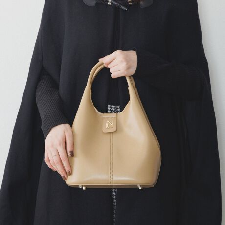 [^:554183][30,800~(ō)]S[h̃IWiS`[tANZgɂȂEhobOBnhobOƂĂAt̃V_[XgbvČ|ƂĂLR[fBl[gɊ􂵂܂B }OlbgŊJ߂ȒPŁARpNgȃTCYȂA[͔QBeŎ̂|CgłB{̂ƓF̃|[`tŁA~jV_[obOƂĂg܂B|[`ɂ̓I[v|Pbgƃt@Xi[|PbgBJWAX^Ciǂ܂Ƃ܂AfC[ɎgDGobOłByrvzSFyPUX[Xz|[`TCYF21cm(nh܂33cm)~22cm~}`14cm@V_[Xgbv(Œ)109cm|[`F10.5cm~17cm~}`10.5cmd:obO669g@|[`169g\ what'swNICAL(jJ)xCONCEPT"MODE"L[[hɍ̋C肰ȂAsIŐꂽfUCĂl̏ɌV[YuhB炵t@bVyޏցAghƗSn˔ V[YĂ܂BuhEîCɓo^̂߁ViēׂȂǂ̏󂯎邱Ƃł܂̂ŁAЂo^BɂȓT邩܂y@zX[X,KXvpuViѐ悪_炩VRт̃uV֗łjŕ\ʂ̃zRD𗎂Ƃ܂B_炩ȕzpāAvN[i[ŉ𗎂Ƃ܂BN[͑Ŝ֐L΂A]ȃN[i[cȂ悤ӂĂB@ƌ򂪏o܂BhXv[ĊĂi30bxjB͂Ah~ɂȂ܂BAߋ̃Xv[̓V~ɂȂ₷̂łӂB