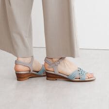 《再値下げ40％OFF》ヒール低めでラクに過ごせる◇マルチストラップサンダル/653204