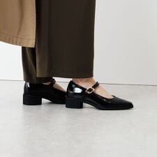 HIMIKO(HIMIKO)のトレンドのストラップデザイン【卑弥呼25AW】軽量ソールポインテッドトゥメリージェーン/651305