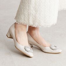 ハレの日にも【撥水レザー/日本製】【卑弥呼26SS】4cmヒールパールビジューパンプス/661113