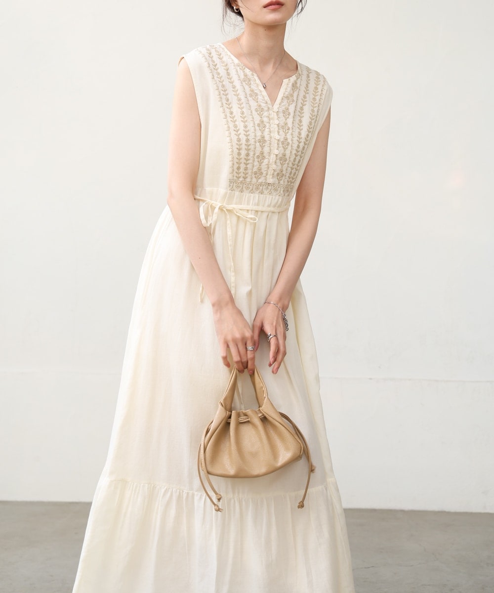 セール中！／【S・Mサイズ展開】パネル刺繍ノースリワンピース | バブ