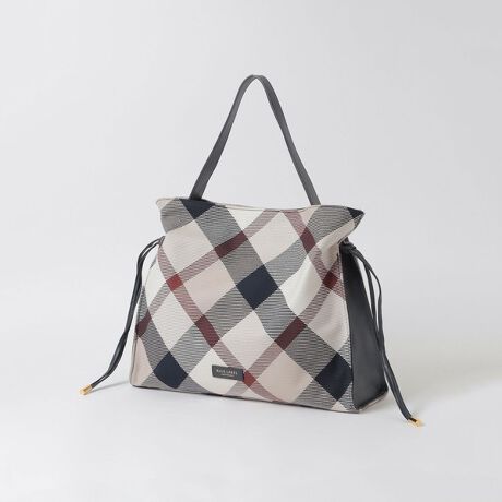 [^ԁF55182614__]R[fBl[g̃ANZgɂȂNXgubW`FbNV_[obOyDesignz₩ɃMU[񂹂V_[obOłBA4TCY傫ŁAʋ΁Eʊwɂ􂵂܂B