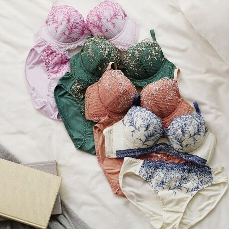 [^:10225811]y߃|CgzEeł蒅ETCh񂹂ĂJԂCNE낢̃V[cƃZbgvCXIyȂȂɂ߁zEevjE͂ݓCɂȂEXɌE芴قEoXg𐷂肽Eς胉WF[͏㉺ZbgőI?y@\ڍׁzuW[TChɎxfށiO{[ĵŁAŃoXgeɓXbLA񂹂Ĉ芴QłBJbvtgɂ͏_炩JbvfގgpĂ̂ŁA芴̂钅łBJbvƃC[ƃTCh̃{[̒iȂdlȂ̂ŁAǕ̐ړ_ȂDłJbvTChɐLтȂfނgpĂ̂ŁAoXgLɂłBɖDڂO\ȃpbh́AoXg̊ۂ݂ɃtBbg RȃoXgC܂BV[cgnɂ́AxAVfނgpĂ̂ŁA炩ȔŁÂ̓ɂ₳tBbg܂ByfUCzNVJȃA[`ƏԂu[P̃~bNX炵ۂ̃GuC_[[XihJ[XjgpfUCłBJ[́AeFŕ\̈ႤzF̃J[oG[V͂łBuW[́AJbvɃNVJȃA[`ƏԂu[P̃~bNX炵ۂ̃GuC_[[Xƍ׃[XgpĂ܂BV[ćAtĝ݂͂͐󂭁AnCO^CvŁANVJȃA[`ƏԂu[P̃~bNX炵ۂ̃GuC_[[Xƍ׃[XgpfUCłBuW[̎ށF3/4JbvtbNACF2i3FC-DJbvAE(65/70)AF(65)3i3FE(75)AE(70/75)pbh̗LF聡ЂFtւsBAWX^[(߉\)qbvTCYFqbvTCYF[M]F87-95cm / [L]F92-100cmZbg̃V[cTCÝATCỸAt@xbgmFBZbgV[c̃TCY͂ł܂B͂ݏF߁iْ͍f̊֌WȀo摜ƈقȂꍇ܂B