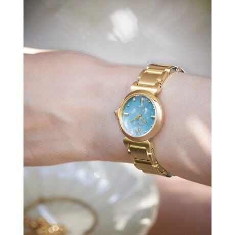 [^:EM1133-85L]n̂悤ɔTXeiuEIb`A CITIZEN LiV`Y GjBAeB[ÑeCXg𐶂CgS[h̃P[XAẑƂŗh߂Cʂv킹u[̕B͂ӂiAQUAj\uROUND Collectionv胂fłB炩ȋȐ茳ʂ胂fBnׂ̂Ă̐ɂƂČȂ݂ł鐅iAQUAj`[tɁA͂ӂ\Ă܂B́A̔˂őʂȕ\\FƃCNWFbg̋Z@̗pB̔gʂ\FtBgAgR΂̂悤ɑN₩ȃu[̊Cʂ\BẑƂŗh߂ApxɂĊC̒܂œČ邩̂悤ȁAsvcȐ̓܂BgbvɃvg{CfbNX́AAeB[NvɃCXs[V𓾂fUCB邢u[̃ANZgJ[ƃhbg̃CfbNXgݍ킹ăo[CfbNX̗͋ۂ炰AV`Y G炵\Ă܂BV`ỸEFuTCguMY CITIZENvɂグ̘rvo^ƂŁAۏ؂Ȃǂ̂܂܂ȓTp܂Bۏ؏ɂĕۏ؏͂グؖƍĕۊǂĂ܂悤肢܂BC̍ۂ́Aۏ؏Ƃグؖ킹ĂoB