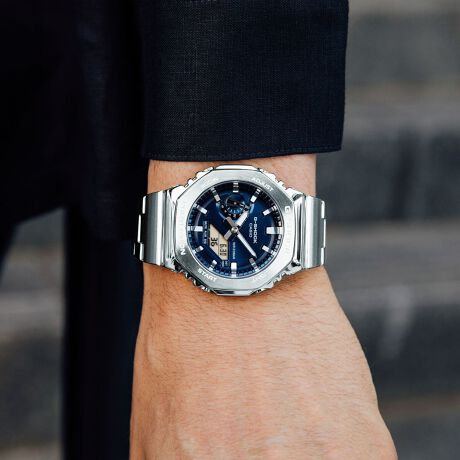 [^:GM-2110D-2BJF]1983N̔ȗAɂ̋߂Đi𑱂^tlXEIb`G-SHOCKBヂfgDW-5000Ch̃RZvg󂯌pfW^EAiORrl[VfGA-2100̃x[ƃohfނɃAbvf[gGM-2110DłBkȒbHoāAؒfƌłȂψȔp``ɂx[̗pA^tȍ\͂̂܂܂ɖʂȂVvȃfUCƂȂĂ܂BP[Xfނɂ́A𔭊KX@ۓt@CWgpAG-SHOCKRrl[Vf̒ōŔƂȂ11.8mmB^ohŁArWlXV[ɂΉłdlɂȂĂ܂Bɂ́A^fނ̕̗pAԂ̃lCr[Vo[Agh̃XJCu[ACO[AIWƂN₩ȃJ[CAbv܂BG-SHOCKヂfDNA󂯌pȂAfUCAtHATCYAɑϏՌ\܂œOIɂGM-2110DłBۏ؏ɂĕۏ؏͂グؖƍĕۊǂĂ܂悤肢܂BC̍ۂ́Aۏ؏Ƃグؖ킹ĂoB