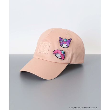 [^:4ASR11000-01]yuhzK[[Ń}eBbNBق̂tF~jȐE̒ɂA bNTuJ`[̔MXsbgfUĆANY t@bVEɂďɎhIȑ݂ABꖳ̓ƓȐEςĂ܂Byiz}CfBƃN~̃Ajo[T[LOāAANNA SUIƂ̃XyVR{LbvoB}CfBƃN~̎hイu[`tL[gȃZbgiłBLbv{̂̑Oʂɂ̓VvŃX|[eBȃo[vgtAobNɂ̓R{LOIWiShイĂ܂B}CfBƃN~̎hイu[`͎OƂłACV[ɍ킹ĒȂy݂܂B(C) 2025 SANRIO CO., LTD. APPROVAL NO. L662555