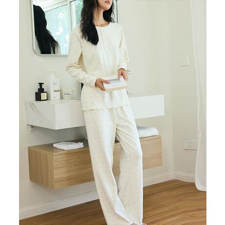 fB[X ㉺[EFAROOMWEAR- Pajamas -Ƃł߂Ԃ؁BCɓ̃[EFAŃbNX^Cył݂Ă͂HIt's time to relax.pbhtgbvXƃpc2_ZbgBꂼꐞ̓EtŊÂvXBHtɂĒg郋[EFAłBFABRICNт̃s[`XLngp炩ȔGɎdグ܂BDETAILpbhtbNX^CAQuɂߕtȂXgXt[Bpbh͖DtĂ邽ߎO͂ł܂񃉃EhlbN񌳂胉EhlbNŋɂȂȂ̂EGXgSpc̃EGXg̓SŃN`KȐSnByidlzEňFEFȂELkFEnFȂTCY\mF̏AԈႢ̂Ȃ悤wBTCÝATCY𑪂Ă邽ߑ덷łꍇ܂B@H̊֌WAe̐ӏ(u)y-3cm`+3cmzx́@덷̋e͈͂ƂĒĂ܂̂ŁA\߂܂BîF́AƖ̊֌WŎƑ̈Ⴂ邱Ƃ܂BBn̎ɂÄʒuʐ^ƈقȂꍇ܂BBpbh͖DtĂ邽ߎO͂ł܂B񌳂̃{^̓tFCN̂ߊJ߂ł܂̂ŗ\߂B[^:roomwear229]