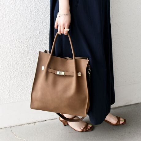 [^ԁF720030053]y25AWzD]ACeɁAVFu`R[O[voIʋ΂ɂ߁IA4TCY[\ȃV_[ g[gobOItg̃fUCiȈۂ̃ACeBO\ȃV_[t̃g[gobOB}`ƕtĂ`4TCY̎[\Ȃ̂ŁAʋΗpobOɂ߁Btg̃fUC炵iȈۂɁBꂢ߂JWA܂ŕLX^COɍ킹Ă܂BLƃĆAGgh̃}bgȎꂽfނgpB`R[O[AubNAx[WAu[̑fނƁAڂGSnقȂ܂Bxg̓fUC̃`[t̂߁AOԂŎgpƔĂ܂\܂BipׂɁAAeV^OEl[KmF̏Ap͂舵BOł̎Be摜́A̓ŐFقȂČꍇ܂Bi̐F́AX^WIł̏ڍ׉摜QƂB摜̏i̓TvłBۂ̏iƎdlAHATCY኱قȂꍇ܂B