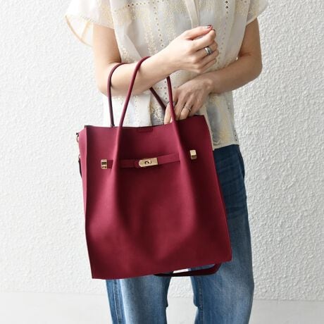 [^ԁF720030053]y25AWzD]ACeɁAVFu`R[O[voIʋ΂ɂ߁IA4TCY[\ȃV_[ g[gobOItg̃fUCiȈۂ̃ACeBO\ȃV_[t̃g[gobOB}`ƕtĂ`4TCY̎[\Ȃ̂ŁAʋΗpobOɂ߁Btg̃fUC炵iȈۂɁBꂢ߂JWA܂ŕLX^COɍ킹Ă܂BLƃĆAGgh̃}bgȎꂽfނgpB`R[O[AubNAx[WAu[̑fނƁAڂGSnقȂ܂Bxg̓fUC̃`[t̂߁AOԂŎgpƔĂ܂\܂BipׂɁAAeV^OEl[KmF̏Ap͂舵BOł̎Be摜́A̓ŐFقȂČꍇ܂Bi̐F́AX^WIł̏ڍ׉摜QƂB摜̏i̓TvłBۂ̏iƎdlAHATCY኱قȂꍇ܂B