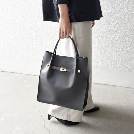 [^ԁF720030053]y25AWzD]ACeɁAVFu`R[O[voIʋ΂ɂ߁IA4TCY[\ȃV_[ g[gobOItg̃fUCiȈۂ̃ACeBO\ȃV_[t̃g[gobOB}`ƕtĂ`4TCY̎[\Ȃ̂ŁAʋΗpobOɂ߁Btg̃fUC炵iȈۂɁBꂢ߂JWA܂ŕLX^COɍ킹Ă܂BLƃĆAGgh̃}bgȎꂽfނgpB`R[O[AubNAx[WAu[̑fނƁAڂGSnقȂ܂Bxg̓fUC̃`[t̂߁AOԂŎgpƔĂ܂\܂BipׂɁAAeV^OEl[KmF̏Ap͂舵BOł̎Be摜́A̓ŐFقȂČꍇ܂Bi̐F́AX^WIł̏ڍ׉摜QƂB摜̏i̓TvłBۂ̏iƎdlAHATCY኱قȂꍇ܂B