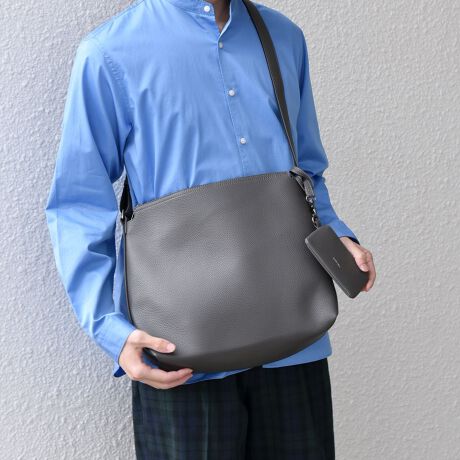 [^ԁF718400010]irWlXV[ɂ^ubgTCỸWbvV_[obOyfޓzyȂ₩ȃXvbgU[gpBF̕ωGCWONÂ炢߁AꂪrIȒPȂ̂|CgłByfUCzVvȂfނ̏iON/OFFpfUC̃V_[obOłBA4TCYAxXgȗeʂŕȂAR[fBl[gɍ킹ՂACeBt̃J[hP[XAw̉DLbVXςȂǂɁytJ[hP[X XybNڍ(cm)z12.5~8.5 d50gyӎzipׂɁAAeV^OEl[KmF̏Ap͂舵BBeɂ̓p\REX}[gtHȂǂ̉{ɂāAۂ̐FƈقȂČꍇ܂B@i̐F͏iP̂ŎBe摜QƂB