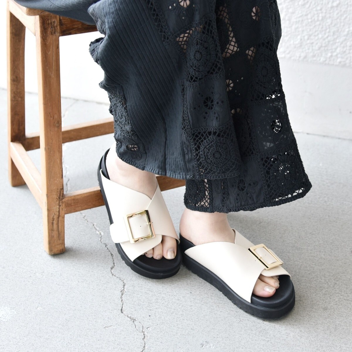 Toni Ponsエスパドリーユ リボン付きブラックオープントゥサンダル