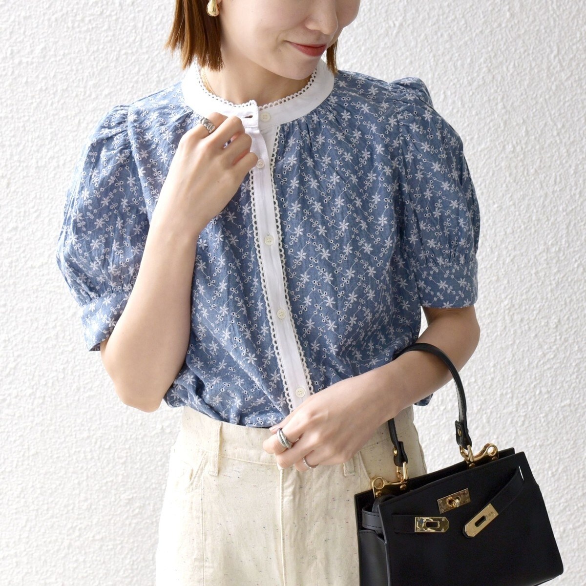 エンブロイダリー シャンブレー スタンドカラー パフ ブラウス SHIPS any: エンブロイダリー シャンブレー スタンドカラー パフ