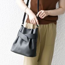 《一部追加予約》SHIPS any: ベルト デザイン 巾着 ショルダー バッグ