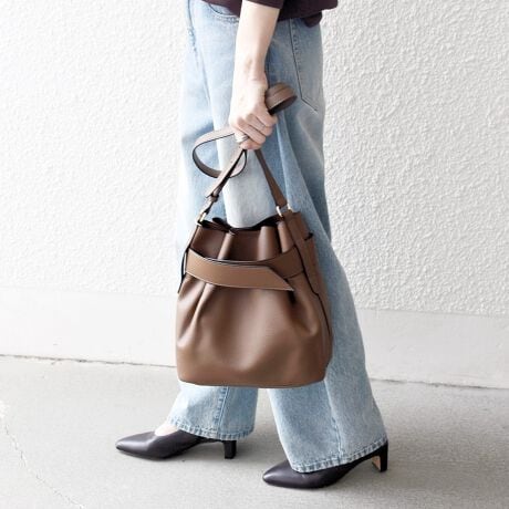 [^ԁF720000112]y25AWz POINT Eybg{g500ml[\E\ȃV_[xgttg̃xgڂ䂭AiȃV_[obOB}OlbgxgŊJL̂ŁAו̏oꂪ₷̂|CgBV}OlbgtŒgÂ炭Aɂ͑傫߂ȃ|PbgtĂAgQfUCƂƊ˔AIIt킸fC[ɎgACeB̏íACAGꓙŐF邱Ƃ܂BAnhti𖳗ɈȂŉBɃVi[AxW͂gpɂȂȂŉBOł̎Be摜́A̓ŐFقȂČꍇ܂Bi̐F́AX^WIł̏ڍ׉摜QƂBipׂɁAAeV^OEl[KmF̏Ap͂舵B摜̏i̓TvłBۂ̏iƎdlAHATCY኱قȂꍇ܂B