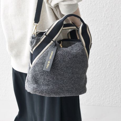 [^ԁF720060003]y25AWzChe[v|Cgfolna̐lC^obOʒœoIV[Y[h߂tFCN[gfނƁApCsÔNёfނ̃o[VudlBlJWAɉfzFC̃Che[vANZgƂȂAgbhȈۂɁBybg{gcɎ[\Ȓ悢TCYŁAg肪ǂ̂|Cgłg͂AR[fBl[g̃|CgɂȂACeByFolnazitHijtHiƂ́AForme NaturaliRȌ`jɗRBx[VbNȌ`x[XɁAghɗꂸAĂĂOȂڎwĂuhBȋfނɂāAVRfދyѐFĂfނ̂قƂǂA̋Zpł́ASɐF鎖͂ł܂B̒łɓVRfށivAȁAJSn̑fޓj̔ZF̂gp̋C⊾AJȂǂŔGꂽԂł̑̕Ƃ̐ڐǴAFڂfގ̂̐FނNꂪ܂Bߕ̒piɔnj̍ۂɂ͏[ӉB܂AAJȂǂŔGꂽꍇ́A悭ĂAgpBۊǂ鎞́AC̑ꏊ͔ĉBOł̎Be摜́A̓ŐFقȂČꍇ܂Bi̐F́AX^WIł̏ڍ׉摜QƂBipׂɁAAeV^OEl[KmF̏Ap͂舵B摜̏i̓TvłBۂ̏iƎdlAHATCY኱قȂꍇ܂B