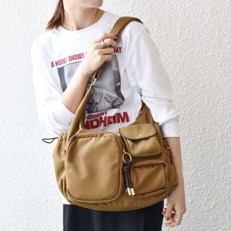 [^ԁF720000113]y25AWz POINT EA4TCY[\Eybg{g500ml[\E̒\V_[obOƃ|VFbgA2WAYŎgeʃobOBtg̈ԑ傫ȃ|Pbg͎O\ŁAt̃V_[Xgbvt΃|VFbgƂĂg܂BO6A3̃|PbgtŁAQ̎[́Bق̂ĉ鐶nɁAS[hJ[̋肰ȂANZgY܂B߂̃V_[xǵAוĂdɂAJ͈S̃t@Xi[dlBgĥ`[͎OłAD݂̈ʒuɕtւsȂǂ̉וV[A|VFbgŐgyɂoɂ֗łBqt|VFbgTCYr: 15cm: 18cm}`: 2.5cmV_[: 66.5cm`120cmd: 135g̐\ɂ͖{̂̃TCYXybNLڂĂ܂BOł̎Be摜́A̓ŐFقȂČꍇ܂Bi̐F́AX^WIł̏ڍ׉摜QƂBipׂɁAAeV^OEl[KmF̏Ap͂舵B摜̏i̓TvłBۂ̏iƎdlAHATCY኱قȂꍇ܂B