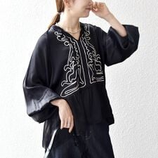 《予約》SHIPS any:〈洗濯機可能〉サテン 刺繍 スキッパー ペプラム ブラウス