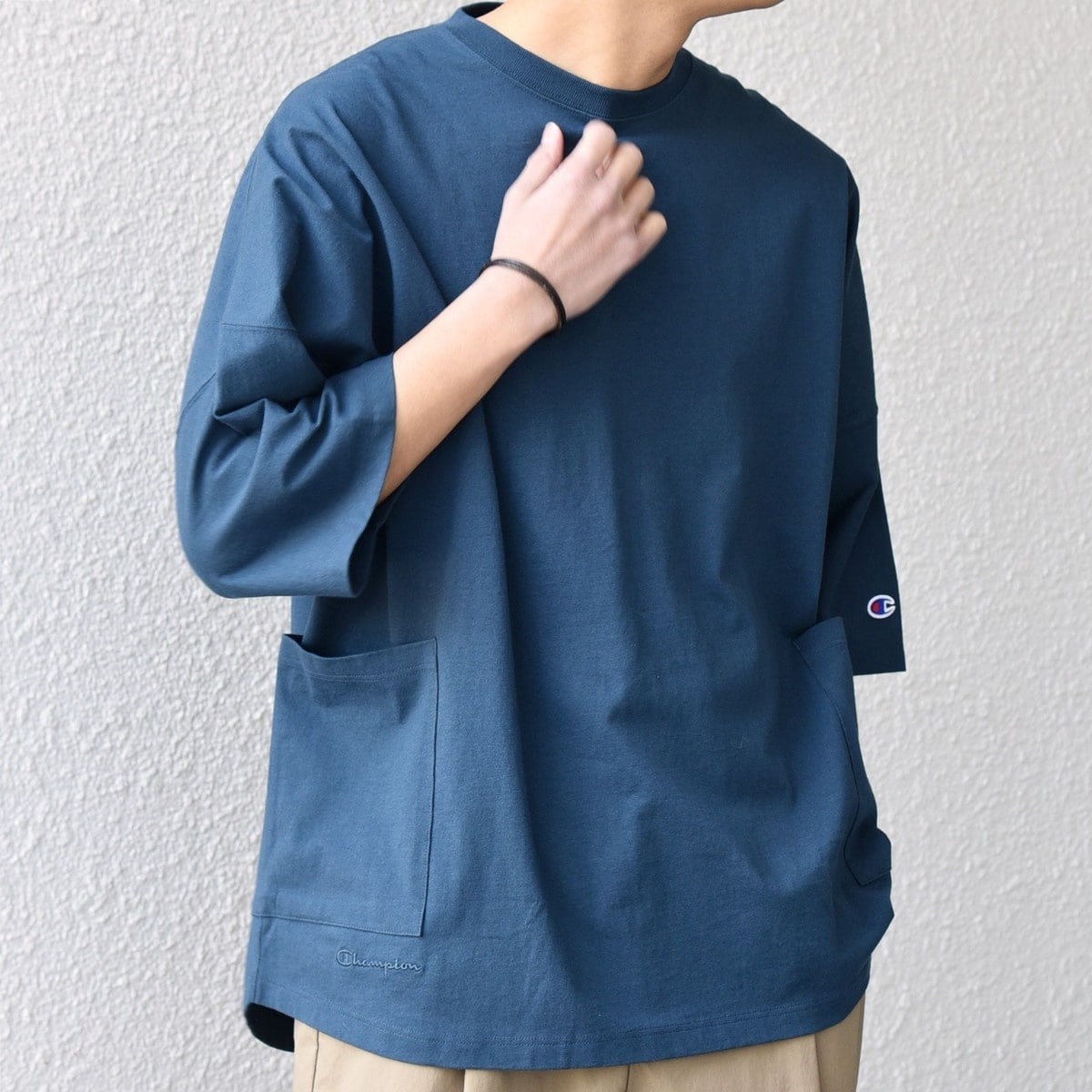 【新品未使用 ムニタルプ】手差し風ロゴ刺繍入り綿デザインハイネック40号 SHIPS any別注】Champion: ロゴ刺繍 ドルマン キャンプポケット T