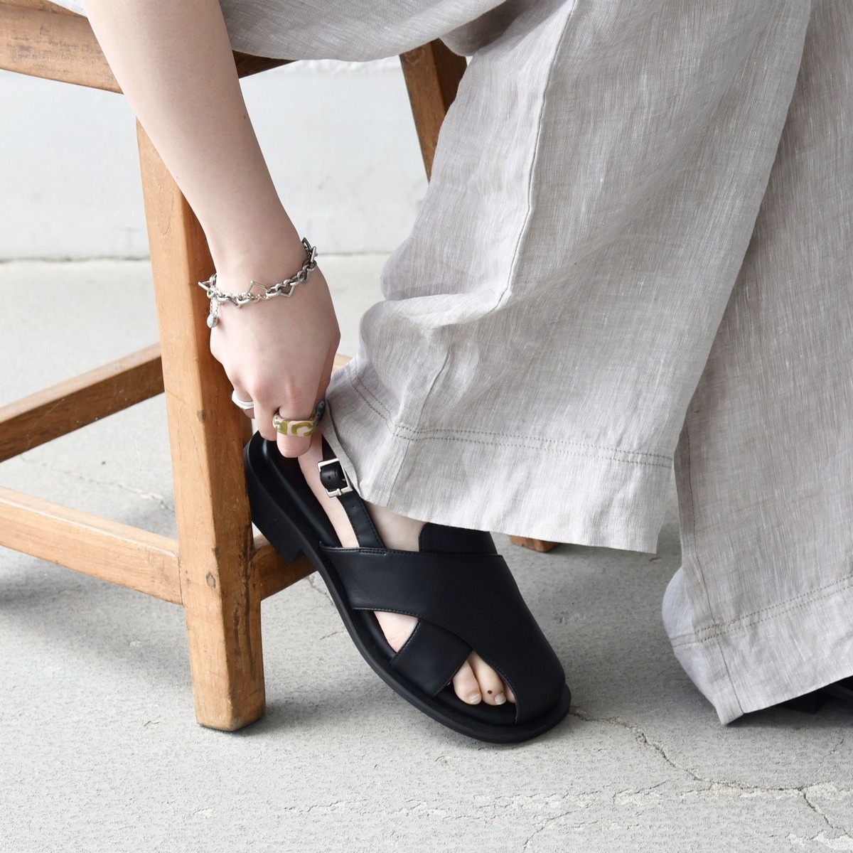 [�}���C]�ySHIPS any�ʒ��zALL BLACK: �o�b�N �X�g���b�v �T���_��/�V�b�v�X �G�j�B�iSHIPS any�j �u���b�N