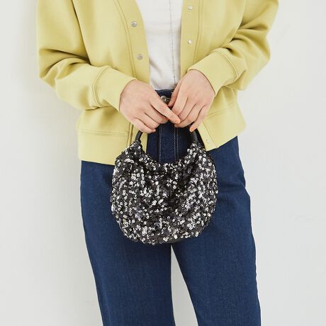 [^ԁF72509461001]yDesignzRƊۂtHɁAՂ̃XpR[ڂ2WAỸ|VFbgBnhŃRpNgɂĂ΃p[eB[V[V_[̎΂ߊ|Őgɒ΁AANZoŃR[fBl[g̎ɁByFabricz_炩fނɃ_ɃXpR[΂߁AڈȏɎ[͂yStylingzLCڃR[fȂnhŁAJWAȂV_[ŎĂ΃`F[̂lJWAɎdグĂ܂B