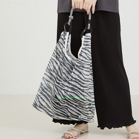 [^ԁF72509461003]yDesignzOUTDOOR PRODUCTS[AEghAv_Nc]̃bVVbp[BNlCbVVbp[obOɃAj}ԓBpR[hƃJrĩANZgŃCTuobOƂĂꂩ̋G߂ɑ劈ԈႢȂByFabricz悢݂łňŜ郁bVfށB_炩̂ŌɂĂ΂炸SnyStylingz3WAYŎĝŁAX^COɍ킹Ďς΁AȃV[Ŋ􂵂܂BVvȃc[R[fɃNb`̂悤ɂĎ̂߁B