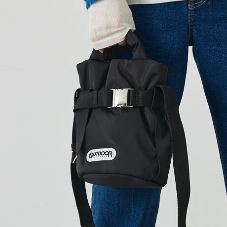 [^ԁF72519461004]yDesignzՂƂȂ̑fނƁA傫ڂ̃obNڂВdl̃V_[obOBobNMbƍiċВ^CvŎAו߂̓ɂ̓obNOĐ点΁AԂȃg[gobOƂėeʂ₹܂BySpeczJFXibv{^Ft@Xi[|Pbg~1V_[F߉iOsjyOUTDOOR PRODUCTS/AEghAv_Ncz1973NɕčT[XɂĒaBč݂̂Ȃ炸ẼAEghAV[ɂāAmłnʂmBȃR[fiCngpAufCpbN̑㖼vƂg452hf͂߁Aɘj鏤iWJBčA{𒆐SɁAE60ȏ̍ňĂuhłB